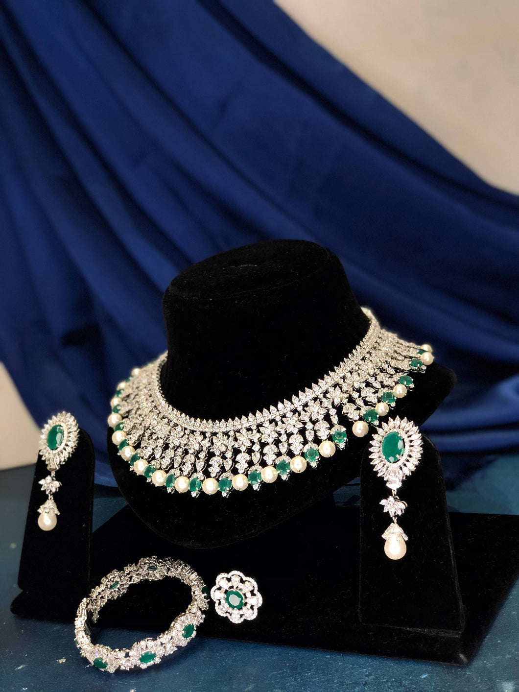 Charming Emerald & Diamond Set